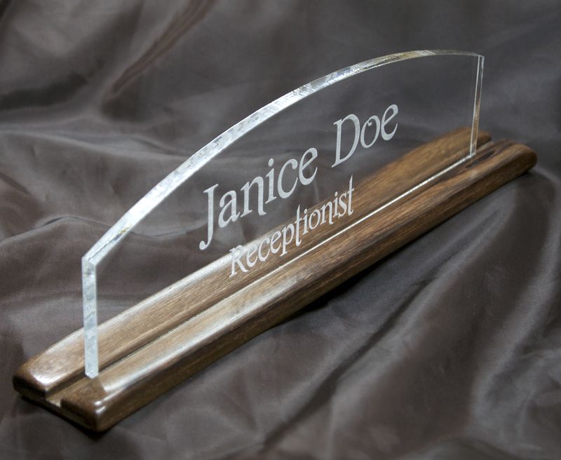 Engraved nameplate on a stand (sample)